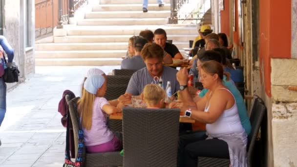 Toeristen zitten aan tafels in een straat Cafe in Venetië, Italië — Stockvideo