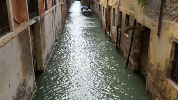 Wasserkanal von Venedig, Italien. enge gassen von venedig. — Stockvideo