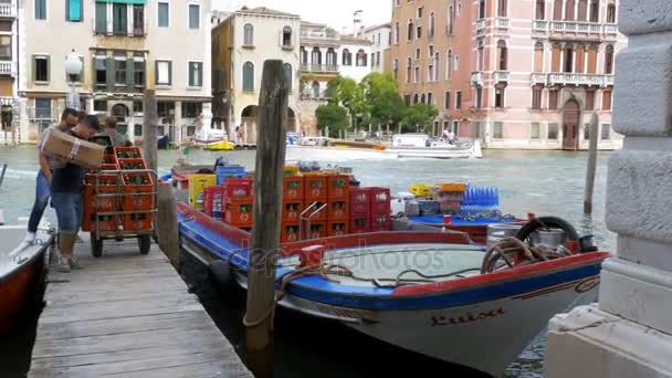 Εκφόρτωση εμπορικών αγαθών από μια βάρκα στη Βενετία, Ιταλία — Αρχείο Βίντεο