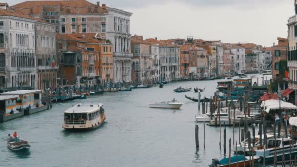 Στο μεγάλο κανάλι. Θέα από τη γέφυρα του Ριάλτο. Βενετία Ιταλία. — Αρχείο Βίντεο