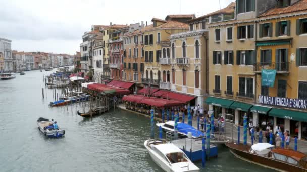 Grand Canal. Nézd meg a Rialto-hídtól. Velence Olaszország. — Stock videók