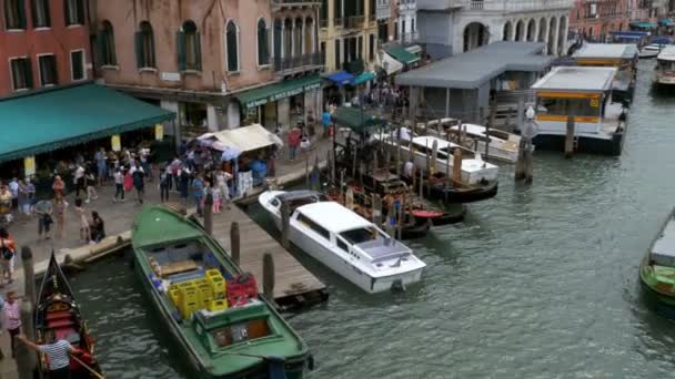 Venedik İtalya Grand Canal ulaşım yolları, Rialto Köprüsü'nden görünümü. — Stok video