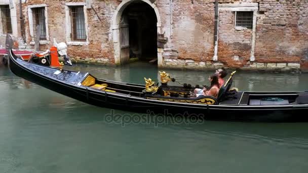 Los turistas nadan en las góndolas en el canal veneciano, Italia . — Vídeo de stock