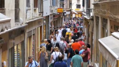 Kalabalık turist yürüyüş boyunca dar sokaklar Hediyelik eşya mağazaları Venedik, İtalya