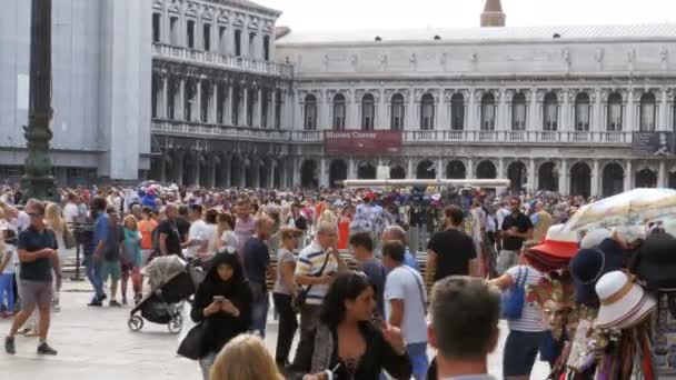 Multidão de pessoas caminhando na praça de São Marcos, Veneza, Itália — Vídeo de Stock