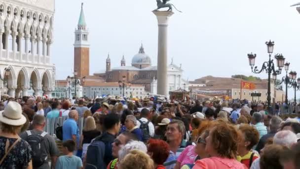 Skaran av människor som gick på den torget av St Mark, Venedig, Italien — Stockvideo