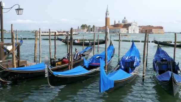 Parkering gondoler bor i dockan på Doges Palace banvallen. Venedig, Italien — Stockvideo