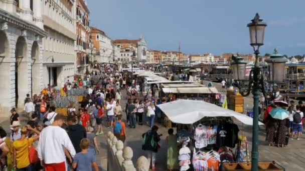 ヴェネツィア、イタリアの堤防を歩いている観光客の群れ — ストック動画