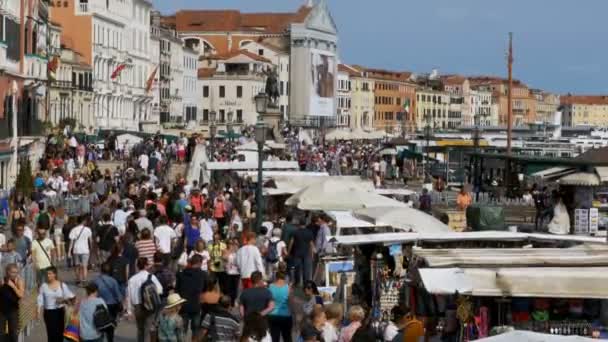 Multidão de turistas estão caminhando ao longo da orla marítima de Veneza, Itália — Vídeo de Stock