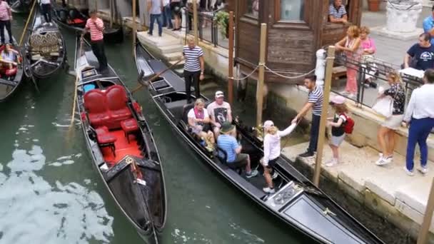 Туристи плавання на гондоли в венеціанський канал, Італія. — стокове відео
