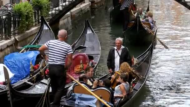 Gondoler med turister simma längs en smal kanal i Venedig Street, Italien — Stockvideo