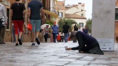 Venedik, İtalya, sokaklarında Alms için evsiz dilenci sorar