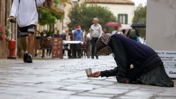 Bettler Großmutter bittet um Almosen in den Straßen von Venedig, Italien