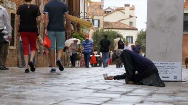 Άστεγοι ζητιάνος ζητά ελεημοσύνη στους δρόμους της Βενετίας, Ιταλία — Αρχείο Βίντεο