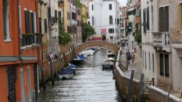 Canal da Água de Veneza, Itália. As pessoas caminham pelas ruas estreitas de Veneza — Vídeo de Stock