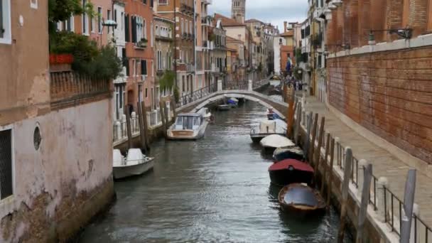 Воду каналу Венеції, Італія. Люди йдуть по вузьких вулицях Венеції — стокове відео