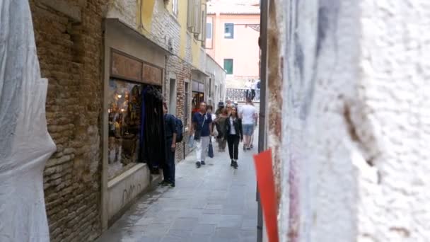 Люди ходят по узким улочкам Венеции — стоковое видео