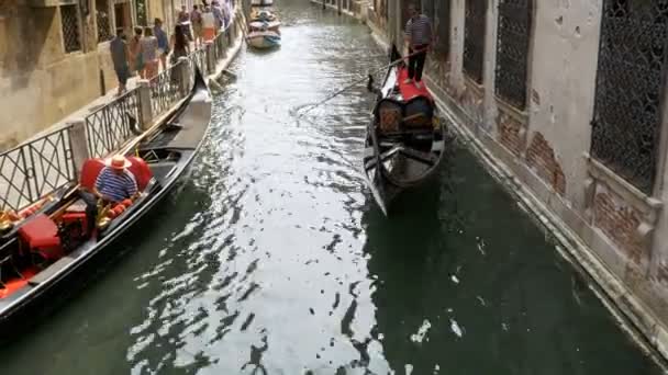 Vodní kanál v Benátkách, Itálie. Lidé projít úzkými uličkami Benátky — Stock video