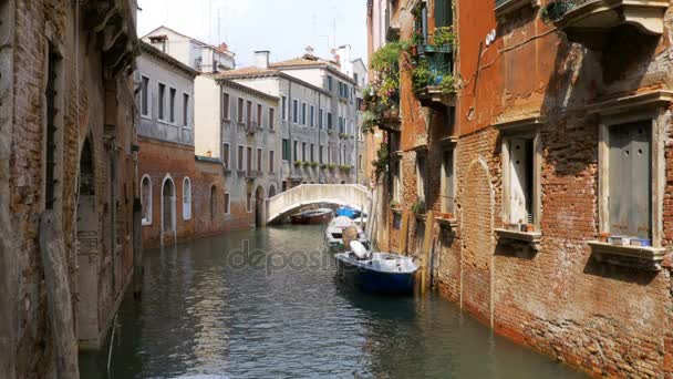 Canal de agua de Venecia, Italia. Calles estrechas de Venecia . — Vídeos de Stock