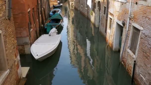 Vatten kanal i Venedig, Italien. Smala gatorna i Venedig. — Stockvideo