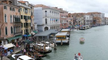 Venedik İtalya Grand Canal ulaşım yolları, Rialto Köprüsü'nden görünümü.