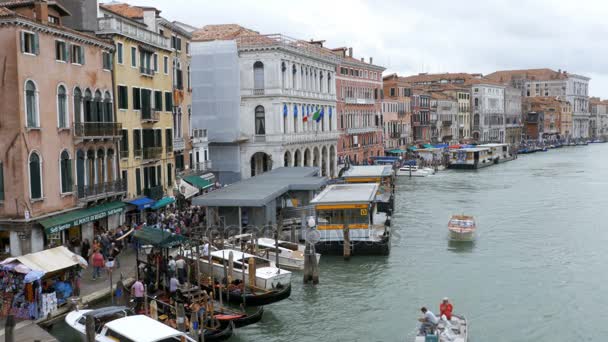 Venice Włochy Grand Canal szlaków transportowych, widok z mostu Rialto. — Wideo stockowe