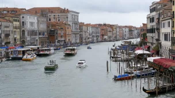 Venetië Italië-Grand Canal transportroutes, View from the Rialto Bridge. — Stockvideo