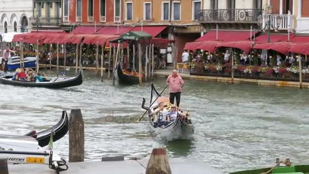 Turistler üzerinde gondol Venedik canal, İtalya içinde yüzüyor. — Stok video