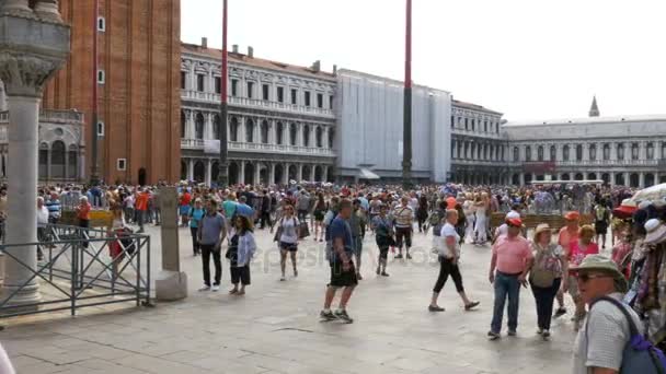 Multitud de personas caminando por la plaza de San Marcos, Venecia, Italia — Vídeos de Stock