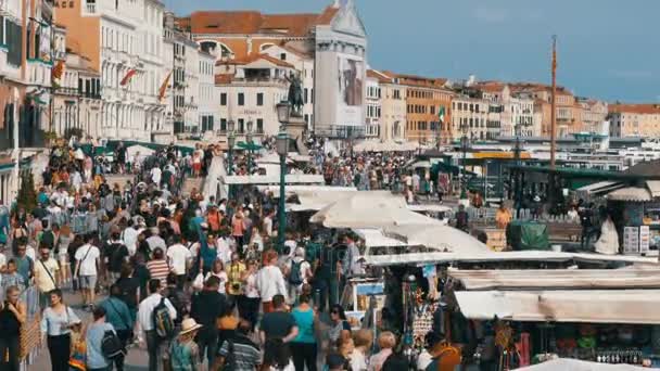 Dav turistů jsou procházky po nábřeží Benátky, Itálie — Stock video