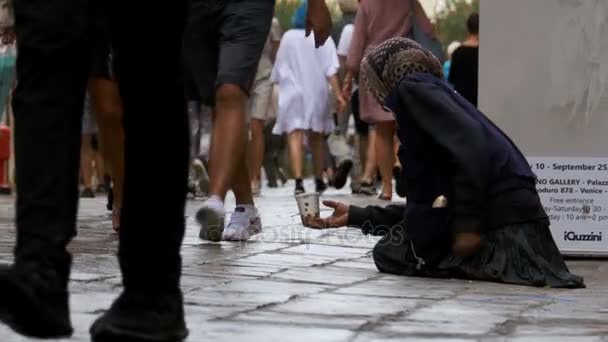 Homeless Beggar Abuela pide limosna en las calles de Venecia, Italia — Vídeo de stock