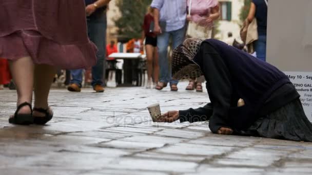 La abuela mendiga pide limosna en las calles de Venecia, Italia — Vídeos de Stock