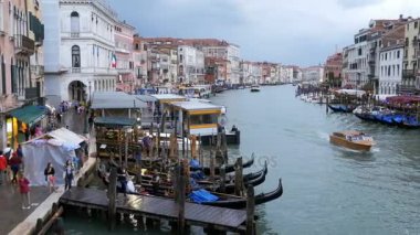 Venedik İtalya Grand Canal ulaşım yolları, Rialto Köprüsü'nden görünümü.