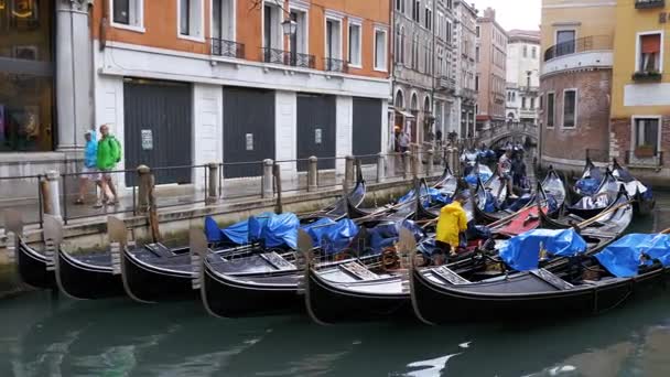 Χώρος στάθμευσης γόνδολες που διαμένουν στο εδώλιο του κατηγορουμένου στο στενό δρόμο στην Βενετία, Ιταλία — Αρχείο Βίντεο