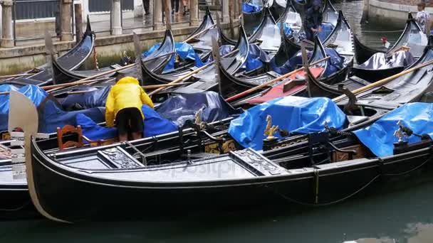 Parking Gondolas Staying in the Dock on the Narrow Street in Venice, Italy — Stock Video