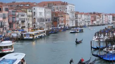 Venedik İtalya Grand Canal ulaşım yolları, Rialto Köprüsü'nden görünümü.