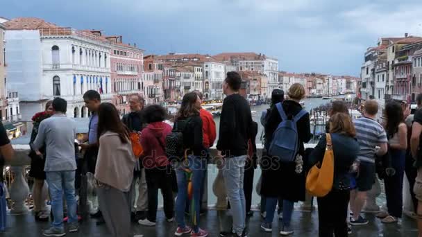 Multitud de personas en el Puente de Rialto están mirando el Gran Canal en Venecia, Italia — Vídeos de Stock