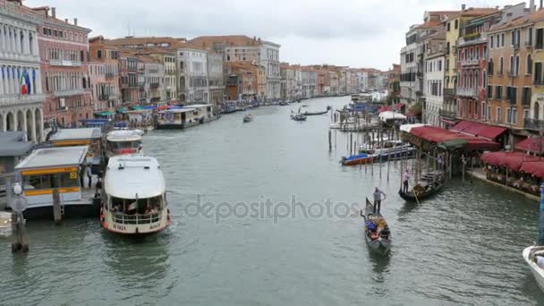 Grand Canal. Rialto Köprüsü görünümden. Venedik İtalya. — Stok video