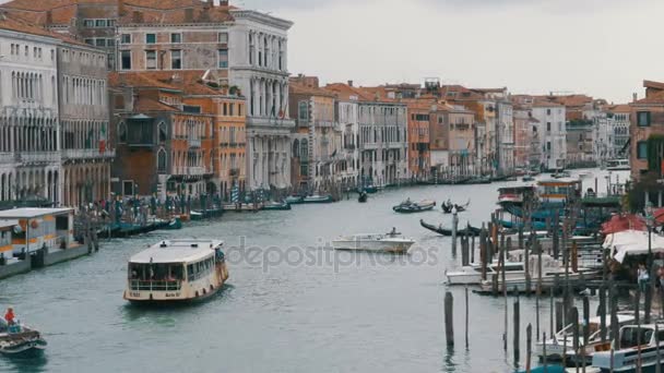 Venedik İtalya Grand Canal ulaşım yolları, Rialto Köprüsü'nden görünümü. — Stok video