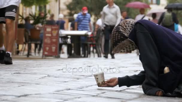Tiggaren mormor ber om allmosor på gatorna i Venedig, Italien — Stockvideo