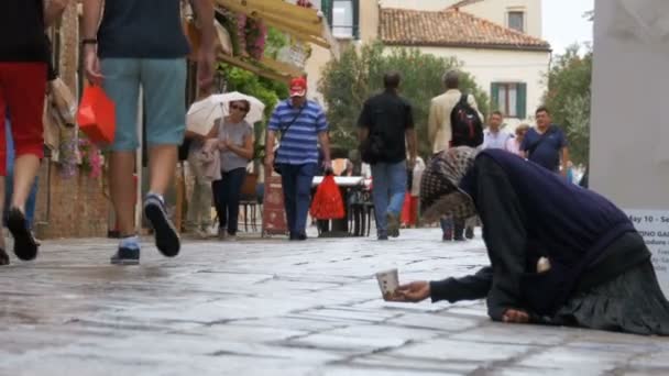 Hemlösa tiggare mormor ber om allmosor på gatorna i Venedig, Italien — Stockvideo