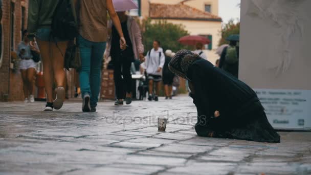 Бездомні бабусі жебрак просить милостиню на вулицях Венеції, Італія — стокове відео