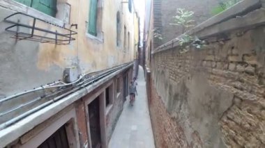 Venedik, İtalya'nın dar sokakların Üstten Görünüm.