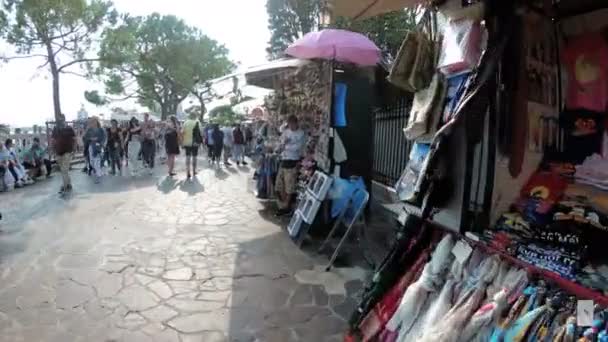 Толпа людей гуляет возле палаточных магазинов с сувенирами на улицах Венеции, Италия . — стоковое видео