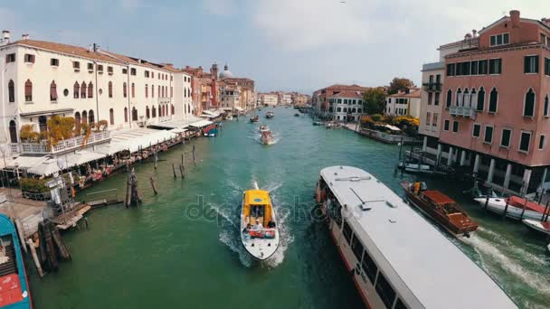 Grand Canal in Venedig, Blick von der Brücke — Stockvideo