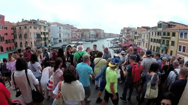 Felülnézete a tömeg az emberek állva a Rialto-hídtól. Canal Grande Velence, Olaszország — Stock videók