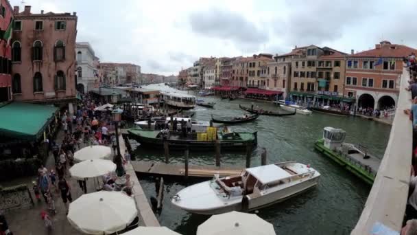 Grand Canal. Visa från Rialtobron. Venedig Italien. — Stockvideo