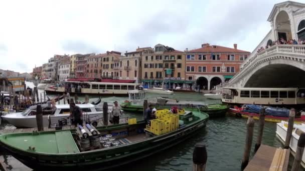 Rialto Köprüsü, Venedik, İtalya. Köprü ve gemi üzerinde insanların kalabalık su hareketli — Stok video