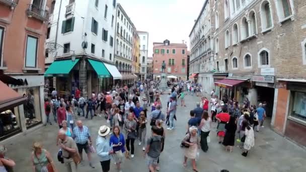 Blick von oben auf Touristen zu Fuß durch die engen Gassen in der Nähe von Souvenirläden von Venedig, Italien — Stockvideo