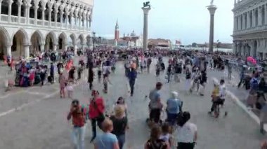 San Marco Venedik, İtalya meydanında yürürken insan kalabalığı